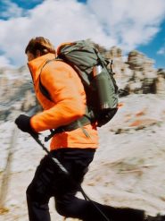 4F Kurtka puchowa trekkingowa z wypełnieniem syntetycznym męska - czerwona XL. Czerwone kurtki męskie 4f, m, bez wzorów, z materiału, bez kaptura. Za 499.99 zł.