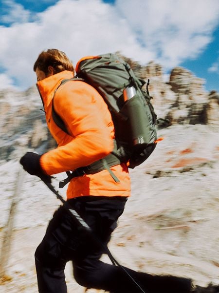 4F Kurtka puchowa trekkingowa z wypełnieniem syntetycznym męska - czerwona M. Czerwone kurtki męskie 4f, m, bez wzorów, z materiału, bez kaptura. W wyprzedaży za 399.99 zł.