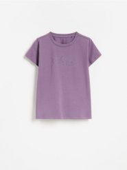 T-shirt z haftowanym napisem - jasnofioletowy. Fioletowe koszulki dziewczęce Reserved, bez wzorów, z bawełny, bez ramiączek. Za 19.99 zł.