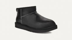 Śniegowce męskie UGG Classic Ultra Mini Leather Regenerate Boot. Czarne buty zimowe męskie Ugg, na jesień, z materiału, bez zapięcia. Za 636.99 zł.
