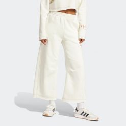 Spodnie damskie ADIDAS. Spodnie materiałowe damskie Adidas, bez wzorów, z bawełny. W wyprzedaży za 199.99 zł.