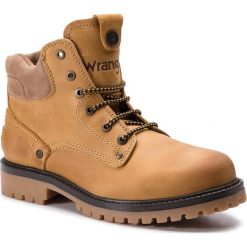 Trapery WRANGLER - Yuma WM182004 Camel 71. Brązowe buty zimowe męskie Wrangler, z materiału, bez zapięcia. W wyprzedaży za 269.00 zł.