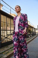 Marynarka w kwiaty granatowa. Marynarki i żakiety damskie MOODO, bez wzorów, z elastanu. Za 199.99 zł.