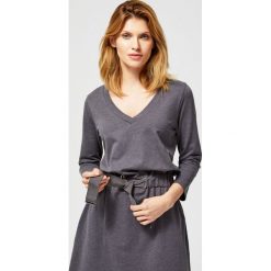 Sukienka z paskiem. Szare sukienki damskie MOODO, na co dzień, s, bez wzorów, z bawełny, bez kołnierzyka, bez ramiączek. Za 39.99 zł.