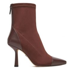 Botki Nine West. Brązowe botki damskie Nine West, bez obcasa, na szpilce, bez zapięcia. Za 219.99 zł.