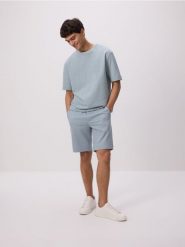 Dresowe szorty regular fit - morski. Zielone szorty męskie Reserved, z bawełny, bez kołnierzyka. W wyprzedaży za 59.99 zł.