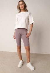 Jasnofioletowe Szorty Kolarki z Wysokim Stanem i Modelującym Pasem Toadgrass. Fioletowe szorty damskie Born2be, bez wzorów, eleganckie, z podwyższonym stanem. Za 39.99 zł.