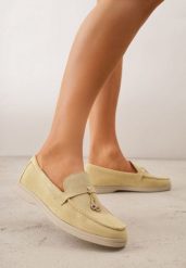 Żółte Mokasyny VICES Casualowe ze Skórzaną Wkładką i Metalowymi Ozdobami Dinsmore. Żółte mokasyny damskie Renee, z materiału. Za 89.99 zł.