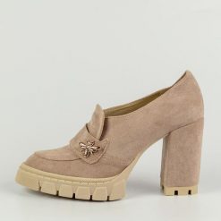 Beżowe zamszowe Polskie mokasyny damskie na słupku, loafersy Deoni D20. Brązowe mokasyny damskie Deoni, ze skóry. Za 299.00 zł.