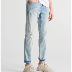 Jeansy z dodatkiem recyklingowanego materiału - Niebieski. Niebieskie jeansy męskie Reserved. W wyprzedaży za 39.99 zł.