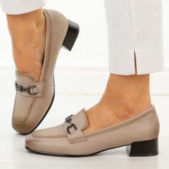 Beżowe skórzane półbuty damskie na obcasie Vinceza 39978. Brązowe półbuty damskie VINCEZA, z aplikacjami, z jeansu, biznesowe, bez obcasa, na obcasie. Za 219.00 zł.