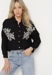 Czarna Koszula Oversize z Wiskozą Zdobiona Kwiatami z Cyrkonii Jaslira. Czarne koszule damskie Born2be, l, z aplikacjami, z jeansu, eleganckie, bez kołnierzyka, bez ramiączek. Za 79.99 zł.