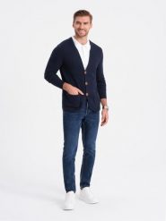 Męski dzianinowy kardigan z kieszeniami i ozdobnymi guzikami – granatowy V3 - Rozmiar: M. Niebieskie kardigany męskie Ombre Clothing, m, z aplikacjami, z bawełny, casualowe, bez kołnierzyka. W wyprzedaży za 49.99 zł.