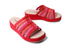 CAPRICE 9-27201-44 523 M2830444 red comb, klapki damskie. Czerwone klapki damskie Caprice, bez wzorów, bez obcasa, na koturnie. Za 319.90 zł.