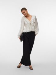 Vero Moda Bluzka w kolorze białym rozmiar: L. Białe bluzki damskie Vero Moda, l, bez wzorów, z wiskozy, klasyczne, bez kołnierzyka, bez ramiączek. Za 78.66 zł.