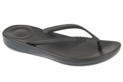 Klapki damskie FitFlop Iqushion Ergonomic TPU. Czarne klapki damskie Flip Flop, bez wzorów, z materiału, bez obcasa. Za 225.50 zł.