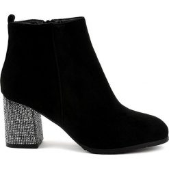 Czarne zamszowe botki na słupku DS00055. Czarne botki damskie ButyModne, z zamszu, eleganckie, bez obcasa, na obcasie, bez zapięcia. Za 89.00 zł.