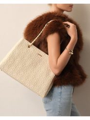 MEXX Torebka MEXX-S-011-07 Beżowy. Brązowe torebki klasyczne damskie Mexx, bez wzorów, z tworzywa sztucznego, bez dodatków. Za 249.99 zł.