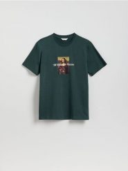 T-shirt regular z nadrukiem - ciemnozielony. Zielone t-shirty męskie Reserved, l, bez wzorów, z bawełny, bez kołnierzyka. W wyprzedaży za 29.99 zł.