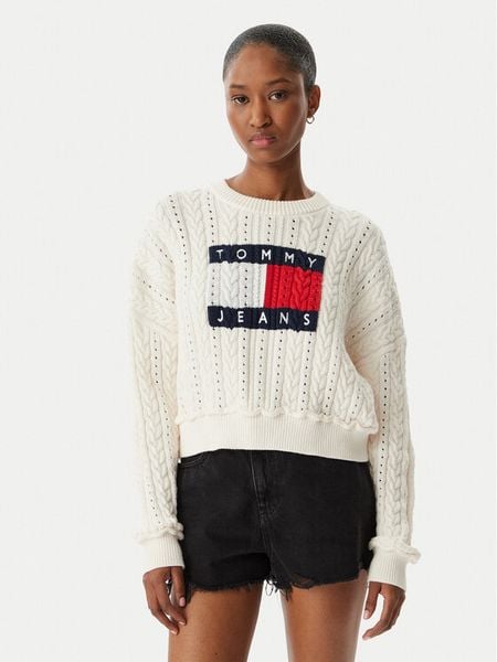 Tommy Jeans Sweter Intarsia Flag Badge DW0DW22317 Kremowy Regular Fit. Białe swetry klasyczne damskie Tommy Jeans, xs, z bawełny, bez kołnierzyka. Za 426.99 zł.