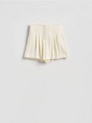 Szorty z zakładkami - biały. Białe szorty damskie Reserved, bez wzorów, z tkaniny. Za 159.99 zł.