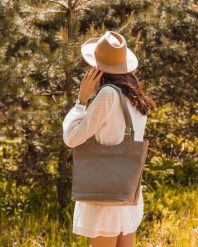 Torebka skórzana damska DAN-A T195B beżowa. Brązowe torebki klasyczne damskie DAN-A, bez wzorów, ze skóry, bez dodatków. Za 399.99 zł.