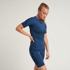 KOSZULKA SPORTOWA T-SHIRT HUMMEL FIRST SEAMLESS DAMSKA. Niebieskie bluzki sportowe damskie HUMMEL, l, z materiału, bez kołnierzyka, bez ramiączek. Za 127.50 zł.