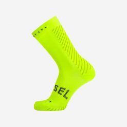 Skarpety rowerowe Van Rysel 900 zimowe. Żółte skarpetki damskie VAN RYSEL, bez wzorów, z elastanu. Za 39.99 zł.