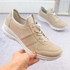 Komfortowe półbuty damskie sportowe beżowe Rieker L3254-62. Brązowe półbuty damskie Rieker, bez wzorów, ze skóry ekologicznej, sportowe, bez obcasa. Za 220.99 zł.