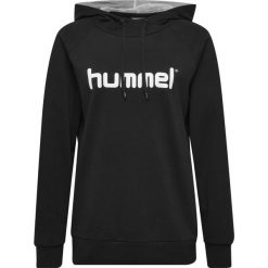 Bluza sportowa z kapturem damska Hummel Go Cotton Logo Hoodie Woman. Czarne bluzy sportowe damskie HUMMEL, xs, bez wzorów, bez ramiączek, z kapturem. Za 210.25 zł.