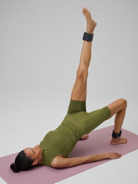 4F Top do jogi slim szybkoschnący damski - oliwkowy XS. Brązowe topy damskie 4f, xs, bez wzorów, z włókna, bez kołnierzyka. Za 99.99 zł.