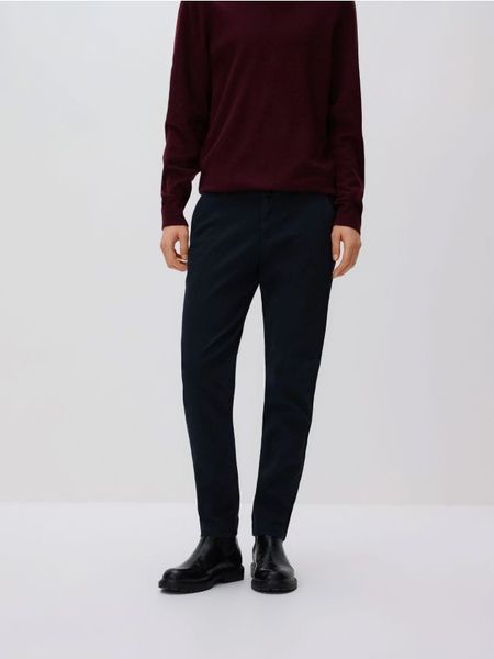 Spodnie chino slim fit - granatowy. Niebieskie spodnie materiałowe męskie Reserved, bez wzorów, z lyocellu. Za 149.99 zł.
