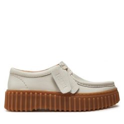 Półbuty Clarks. Półbuty damskie Clarks, bez wzorów, bez obcasa, na płaskiej podeszwie. Za 329.99 zł.