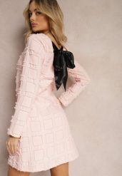 Różowa Elegancka Sukienka z Kokardą i Ozdobnymi Kwadratami Sadunna. Czerwone sukienki damskie Renee, do pracy, m, bez wzorów, biznesowe, bez kołnierzyka, bez ramiączek, mini, proste. W wyprzedaży za 83.99 zł.