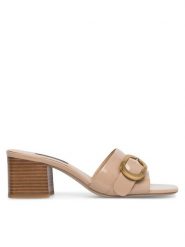 Gino Rossi Klapki VITA-V15595-15-1 Beżowy. Brązowe klapki damskie Gino Rossi, bez wzorów, z lakierowanej skóry, bez obcasa. Za 229.99 zł.