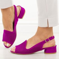 Fuksja ażurowe skórzane Polskie sandały damskie na obcasie Deoni D521C. Czerwone sandały damskie Deoni, w ażurowe wzory, ze skóry, bez obcasa, na obcasie. Za 419.00 zł.