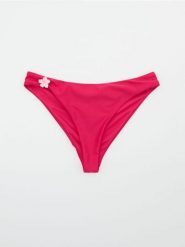 Dół od bikini brazilian z aplikacją w kształcie kwiatka - różowy. Czerwone bikini damskie Sinsay, z aplikacjami. Za 19.99 zł.