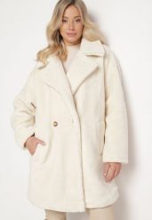 Jasnobeżowy Długi Płaszcz Futerko Dwurzędowe w Stylu Teddy Malwirae. Brązowe płaszcze damskie Born2be, l, bez wzorów, z futra, eleganckie. Za 169.99 zł.