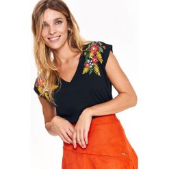 LUŹNY T-SHIRT Z HAFTEM. Czarne t-shirty damskie TOP SECRET, z aplikacjami, z dzianiny, bez kołnierzyka. W wyprzedaży za 19.99 zł.