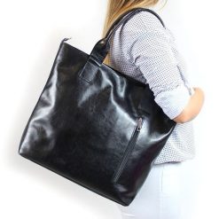 Torebka skórzana DAN-A T377 czarna. Czarne torebki klasyczne damskie DAN-A, bez wzorów, ze skóry, bez dodatków. Za 329.99 zł.