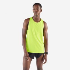 Koszulka do biegania bez rękawów męska Kiprun 900 Light. Zielone t-shirty sportowe męskie KIPRUN, m, z elastanu, bez ramiączek, do biegania. Za 99.99 zł.