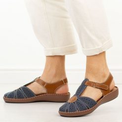 Granatowe skórzane sandały damskie Jezzi 9761. Niebieskie sandały damskie Jezzi, bez wzorów, z materiału, bez obcasa, na płaskiej podeszwie. Za 239.00 zł.