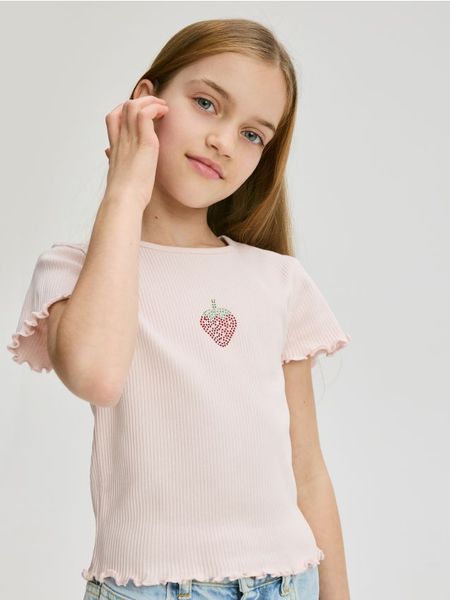 Prążkowany t-shirt z aplikacją - pastelowy róż. Czerwone koszulki dziewczęce Reserved, z aplikacjami, z bawełny, bez ramiączek. W wyprzedaży za 9.99 zł.
