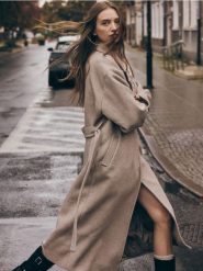 Dwurzędowy płaszcz z wełną - brązowy. Brązowe płaszcze damskie Reserved, l, bez wzorów, z tkaniny. W wyprzedaży za 499.99 zł.