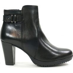 BOTKI DAMSKIE TAM 25051 CZA. Botki damskie Tamaris, ze skóry, bez obcasa, bez zapięcia. Za 239.00 zł.