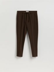 Spodnie chino slim z kantem - brązowy. Brązowe spodnie materiałowe męskie Reserved, bez wzorów, z bawełny. Za 129.99 zł.