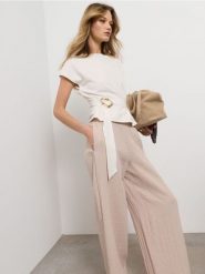Spodnie wide leg z wiskozą - beżowy. Brązowe spodnie materiałowe damskie Sinsay, bez wzorów, z wiskozy. Za 49.99 zł.