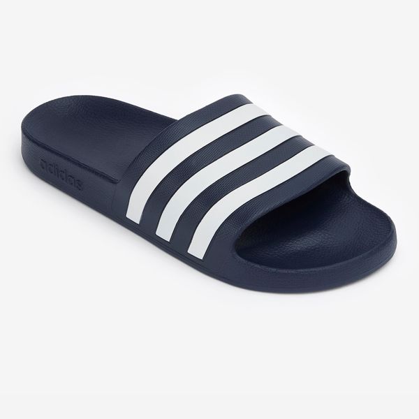 Klapki basenowe ADIDAS Adilette Aqua. Białe klapki damskie Adidas, bez wzorów, z materiału, bez obcasa. W wyprzedaży za 79.99 zł.