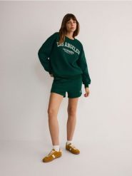 Szorty z haftem - ciemnozielony. Zielone szorty damskie Reserved, bez wzorów, z bawełny. W wyprzedaży za 39.99 zł.