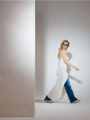 Długa dzianinowa sukienka plażowa z aplikacjami kwiatowymi - kremowy. Białe sukienki damskie Sinsay, na plażę, l, z aplikacjami, z dzianiny, bez kołnierzyka, bez ramiączek, maxi. Za 59.99 zł.